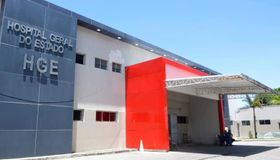 Mulher é esfaqueada dentro de casa e ex-marido é suspeito de tentativa de feminicídio em Maceió