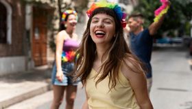 Dicas de Carnaval para mulheres: como curtir com segurança