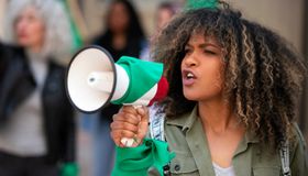 Mulher, política e família: o preço afetivo que os homens nunca precisaram pagar