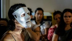 “A Biblioteca virou outro lugar”: espetáculo encerra oficina Teatre-SE com público lotando os corredores