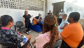 Entenda como a musicoterapia ajuda no cuidado com a saúde mental durante o Janeiro Branco