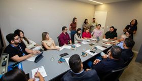 Governo abre diálogo com TVs para garantir Libras nos telejornais em Alagoas