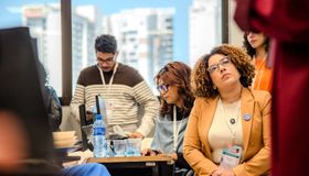 Não é atraso: é o peso de uma trajetória sem privilégios