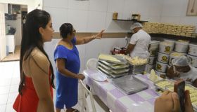 Gabi Gonçalves visita Maragogi para conhecer a fábrica de goma da empreendedora Tia Marlene