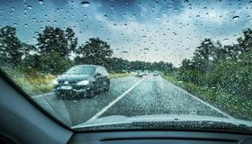 7 dicas para evitar acidentes ao pegar a estrada em dias chuvosos