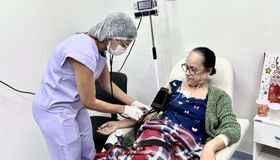 “Foi uma surpresa”: moradora de Maceió descobre câncer colorretal após dor na uretra e faz tratamento no HMA