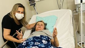 Paciente de 72 anos recebe alta após tratamento de Covid-19 em Alagoas: “mesmo estando isolada não me senti só”