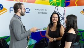 Secretária visita estande do MEC na Caravana Federativa e cobra agilidade na educação em AL