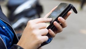 Passageira pula de moto por app após motorista desviar rota e entrar em mata em Maceió: “desesperador”