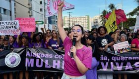 Teca Nelma faz discurso em alusão ao dia da mulher destacando as conquistas históricas do feminismo