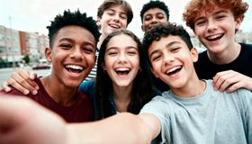 “Gag” e “farmar aura”: conheça as gírias da nova geração que estão viralizando