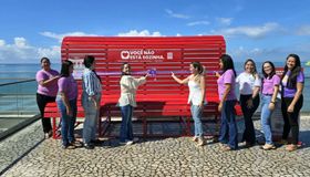 Banco Vermelho é inaugurado no Marco dos Corais para conscientização contra feminicídio