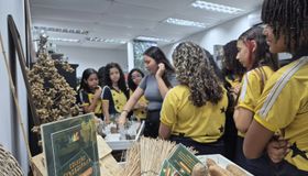 Visita ao Herbário MAC estimula aprendizagem de estudantes sobre a flora alagoana