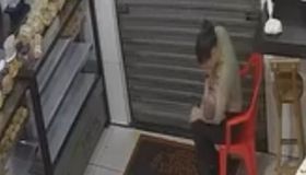 Agente de trânsito amamenta bebê durante ocorrência de tentativa de feminicídio em AL
