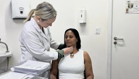 Médica do Hospital Metropolitano alerta para sinais de doenças na tireoide e ressalta oferta de tratamento pelo SUS