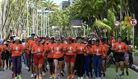 Mulheres das forças de segurança percorrem orla de Maceió para divulgar programa