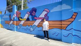 Projeto ‘Navegando pelo Saber’ transforma muro de escola estadual em painel de graffiti que celebra a educação e a diversidade