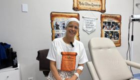 Professora celebra vitória no tratamento contra o câncer de mama após quimioterapia no Hospital Metropolitano