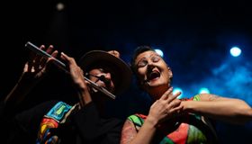 Ana Gal se apresenta com mestre Chau do Pife em show gratuito em Maceió