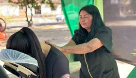 Aos 60 anos, mulher monta estúdio de massagem em praça pública de Maceió