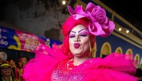 Paty Maionese completa 24 anos de carreira; conheça a drag queen alagoana