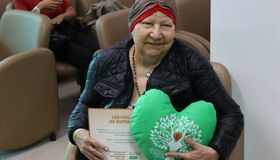 Louvor, aplausos e rosas marcam última quimioterapia de mulher de 83 anos em Maceió