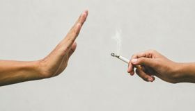 Sachês de nicotina e cigarros eletrônicos podem manter dependência, alerta pneumologista