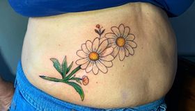 Projeto transforma cicatrizes em tatuagens e ajuda participantes a recuperar autoestima