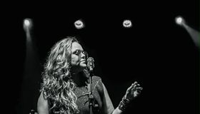 Fernanda Guimarães homenageia Rita Lee e Cássia Eller em show no Jaraguá