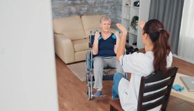 Terapia Ocupacional ajuda idosos a recuperar autonomia após AVC, diz especialista