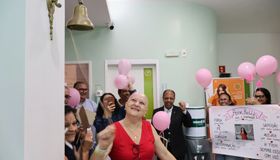 Professora celebra última quimioterapia com homenagem marcada por acolhimento e esperança