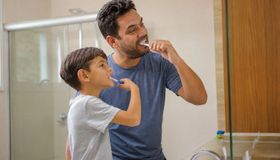 Exemplo dos pais influencia cuidados dos filhos com a saúde bucal