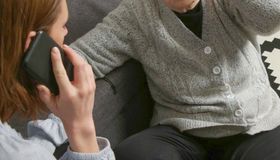 Quedas e engasgos: saiba como agir em emergências com idosas