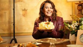 Sodiê Doces celebra 29 anos com bolo inspirado na história da marca e coleção especial de pratos