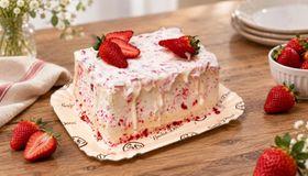 Sodiê Doces transforma trend do Morango Cravejado em nova versão de bolo