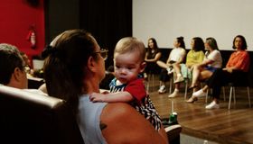 Ninho Cineclube estreia em Maceió com sessões adaptadas para famílias com bebês