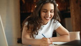 Quer estudar idiomas sem pagar nada? Ufal oferece cursos on-line gratuitos