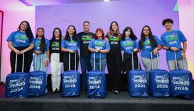 Estudantes de Alagoas recebem kits de viagem para intercâmbio de um mês na Inglaterra