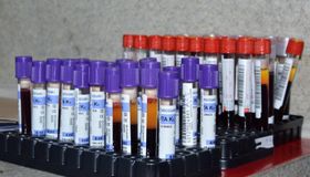 Enfermeira da Sesau orienta população sobre prevenção, diagnóstico e tratamento da sífilis