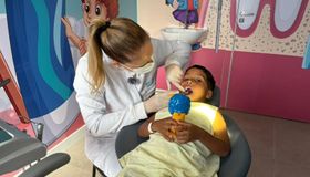 Dentistas do Hospital da Criança orientam pais e responsáveis sobre os cuidados com a higiene bucal