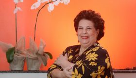 Com a missão de entrevistar Nana Caymmi