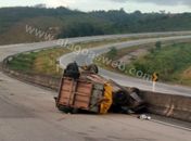 Veículo capota na BR 101 em Junqueiro, motorista sai ileso