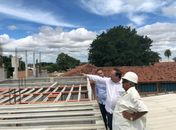 Vice-governador vistoria obras de teatro e biblioteca no CEI em Arapiraca