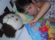 Elian filho de Letícia Siqueira, portador de autism