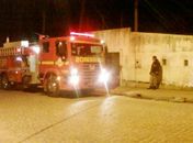 Bombeiros apagam incêndio em vegetação dentro da sede do ASA