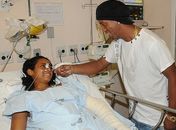 Ronaldinho visita vítimas da tragédia em Realengo: 'Foi emocionante'