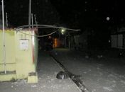 Caminhão derruba fiação e homem em motocicleta e sofre descarga elétrica