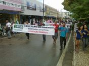 Servidores da educação fazem manifestação pelas ruas do Centro de Arapiraca