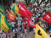 Após anúncio do governo, servidores públicos realizam protesto em Maceió