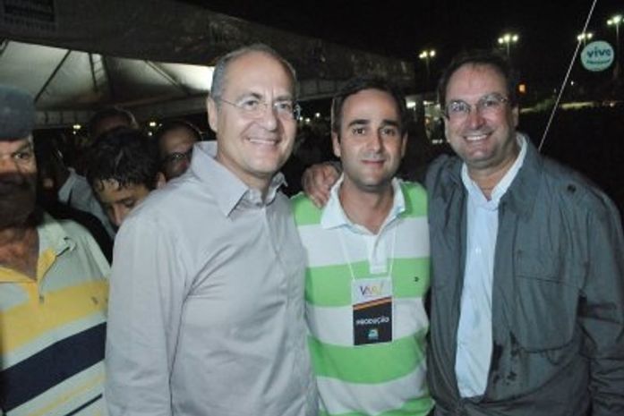 Yale Fernandes (no Centro) com Renan Calheiros e Luciano Barbosa